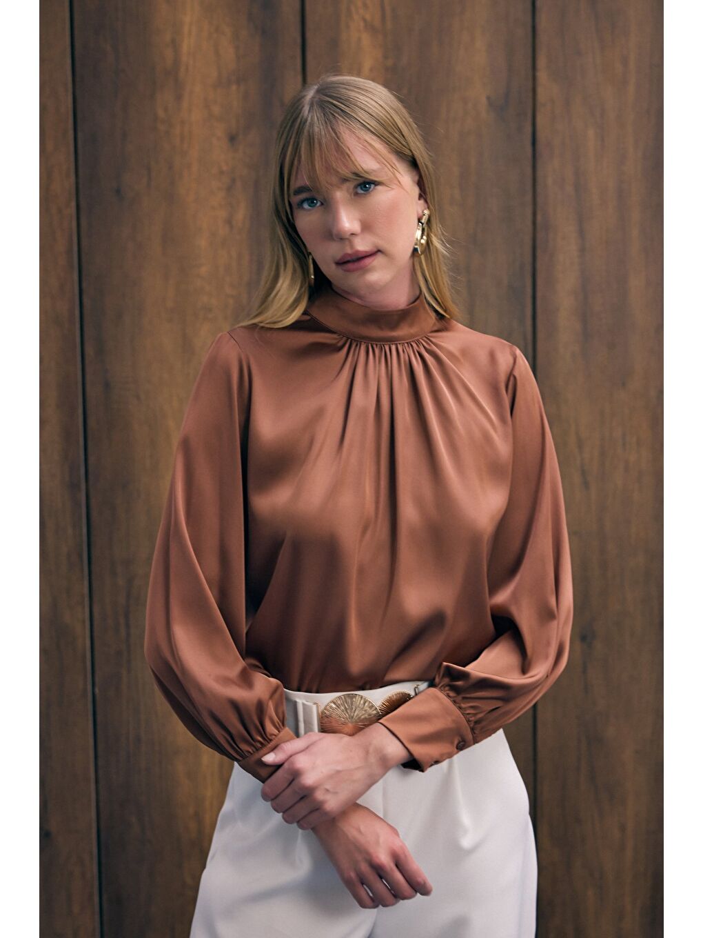 Kahverengi Yaka Detaylı Saten Bluz - Kahve-3
