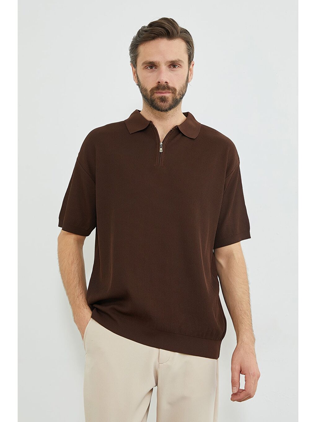 Kahverengi Yarım Fermuarlı Polo Yaka Triko Tişört-1