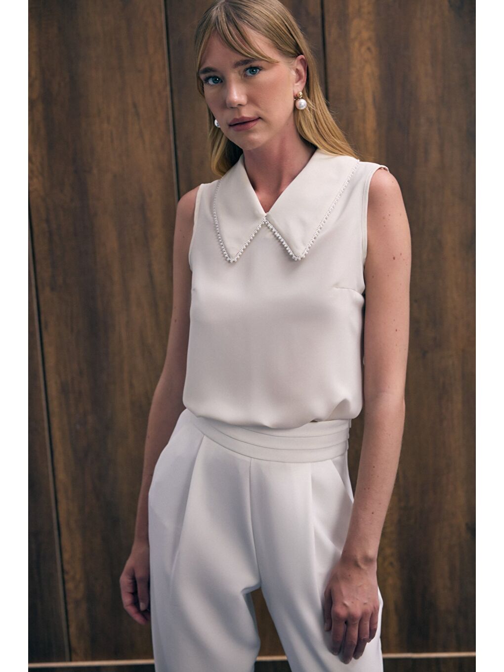 Yaka İncili Kolsuz Bluz - Bej-3