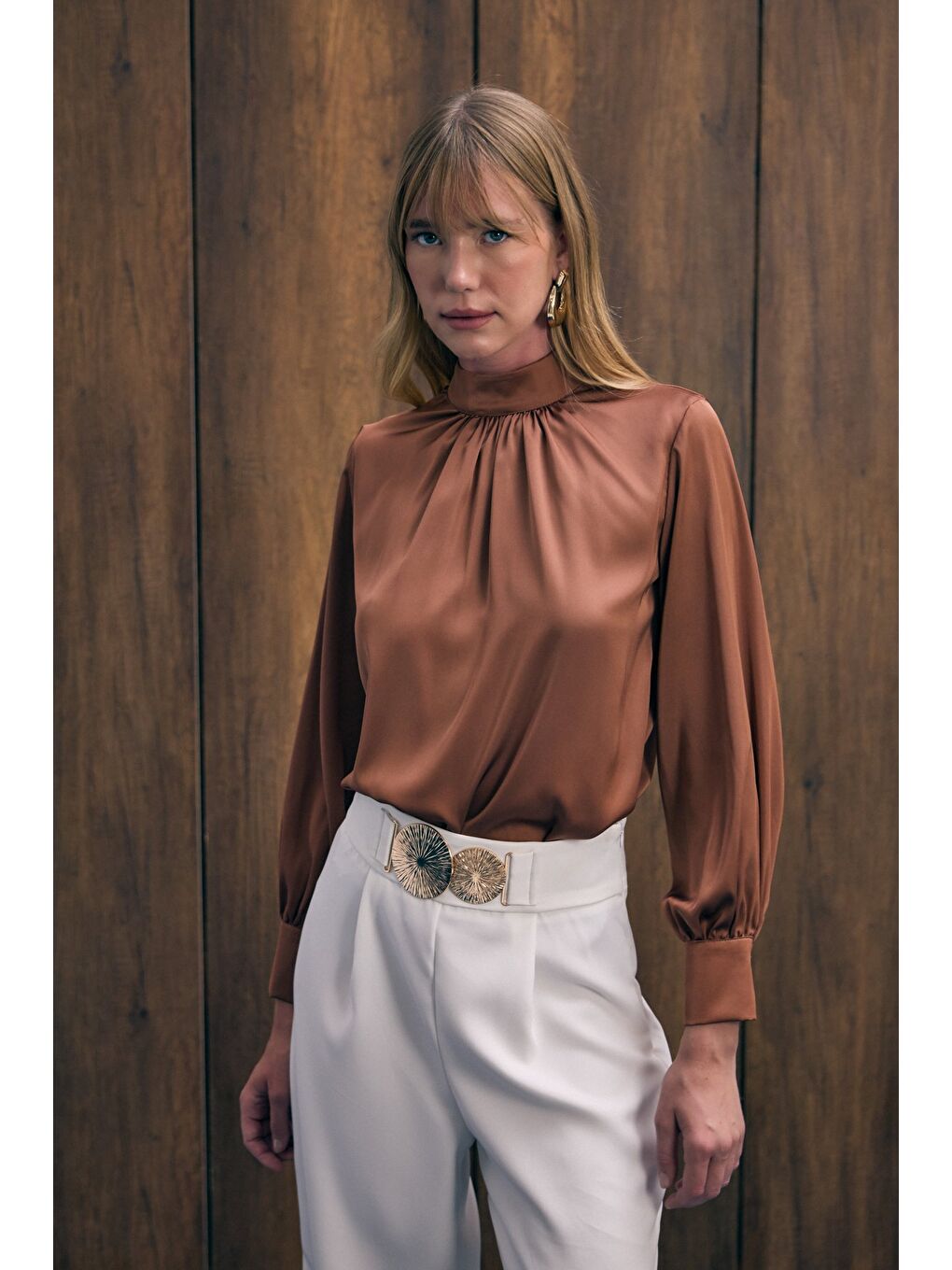 Kahverengi Yaka Detaylı Saten Bluz - Kahve-4