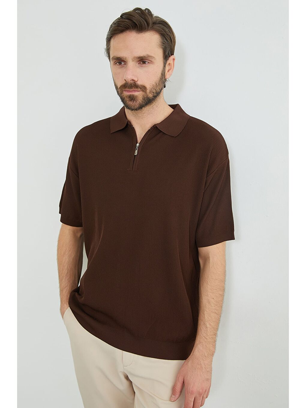 Kahverengi Yarım Fermuarlı Polo Yaka Triko Tişört-4