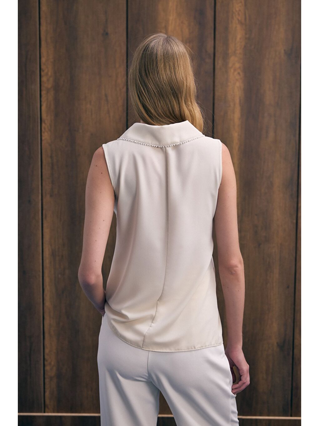 Yaka İncili Kolsuz Bluz - Bej-5