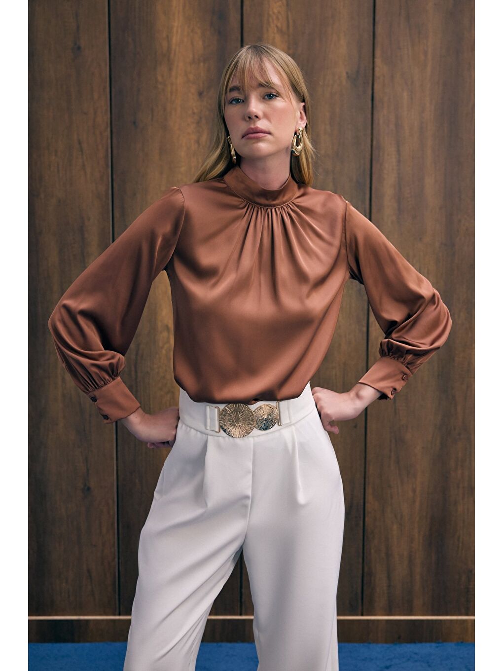 Kahverengi Yaka Detaylı Saten Bluz - Kahve-5