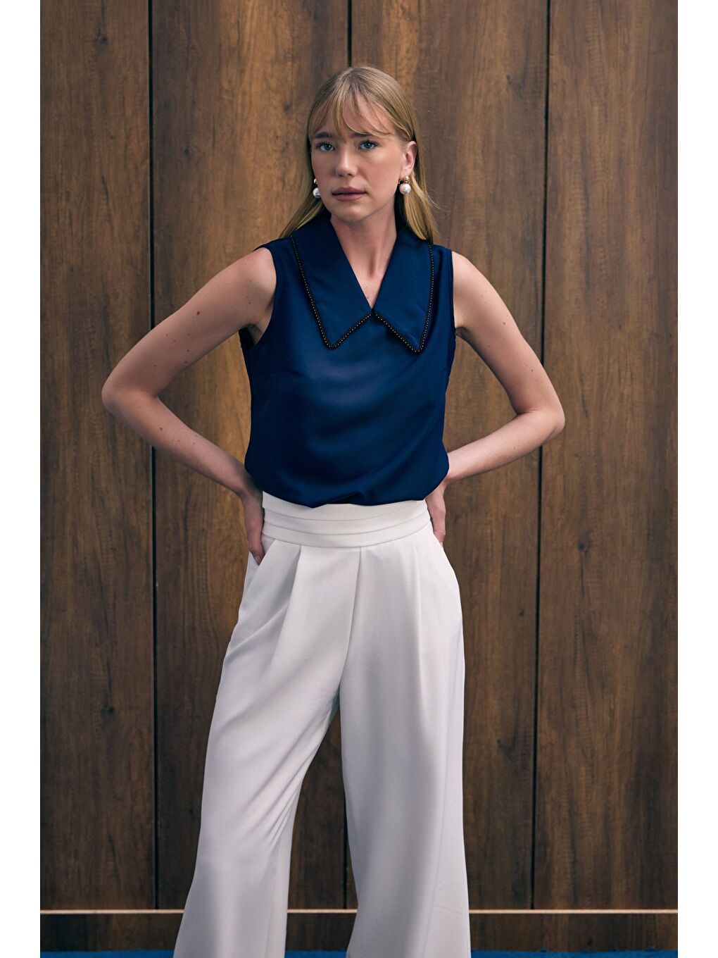 Yaka İncili Kolsuz Bluz - Lacivert-4