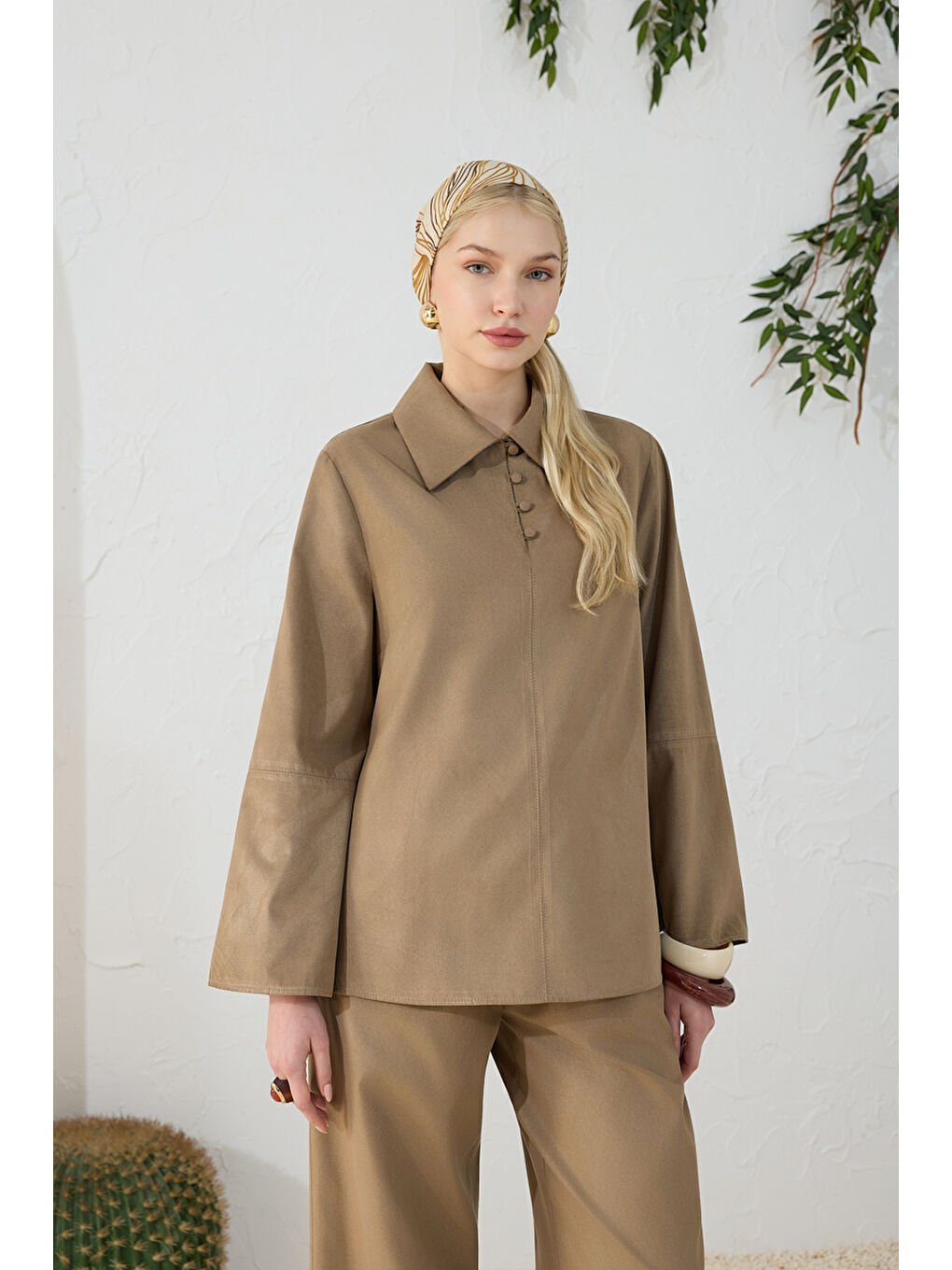 Bej Taş Suet Muz Yaka Bluz-2