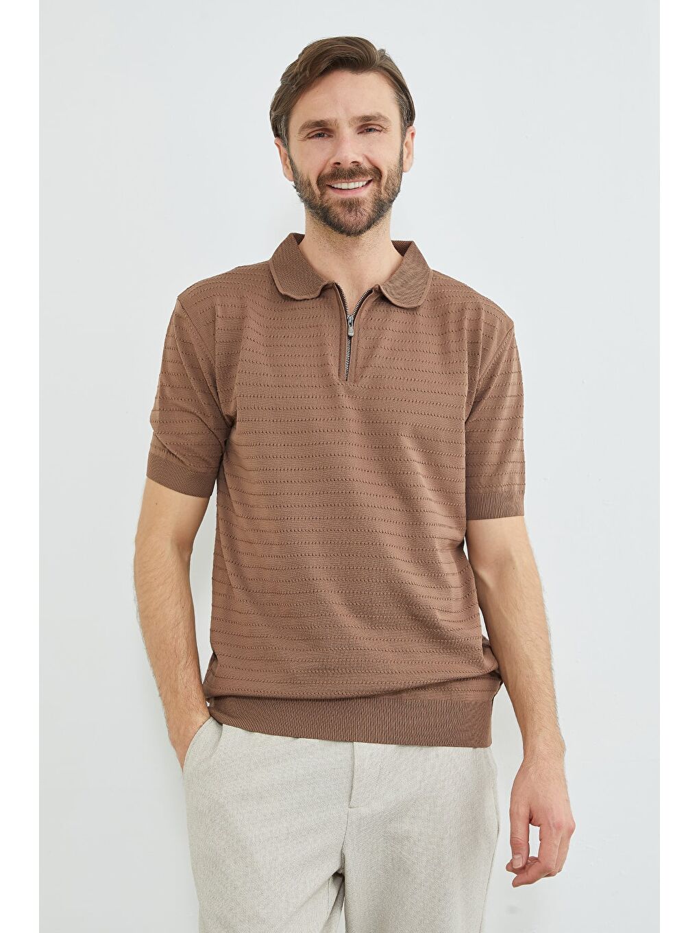 Kahverengi Çizgili Yarım Fermuarlı Polo Yaka Triko Tişört