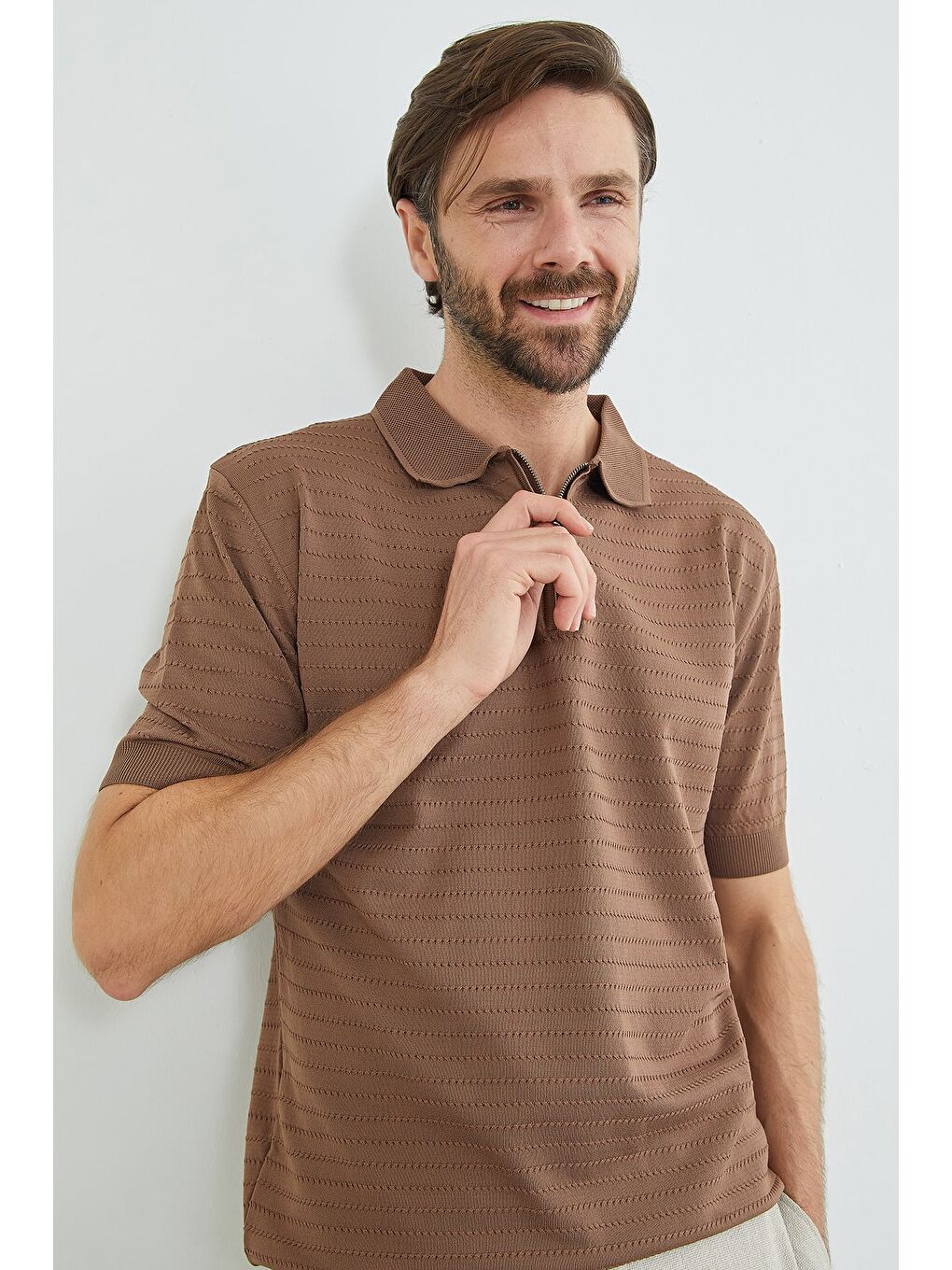 Kahverengi Çizgili Yarım Fermuarlı Polo Yaka Triko Tişört-1