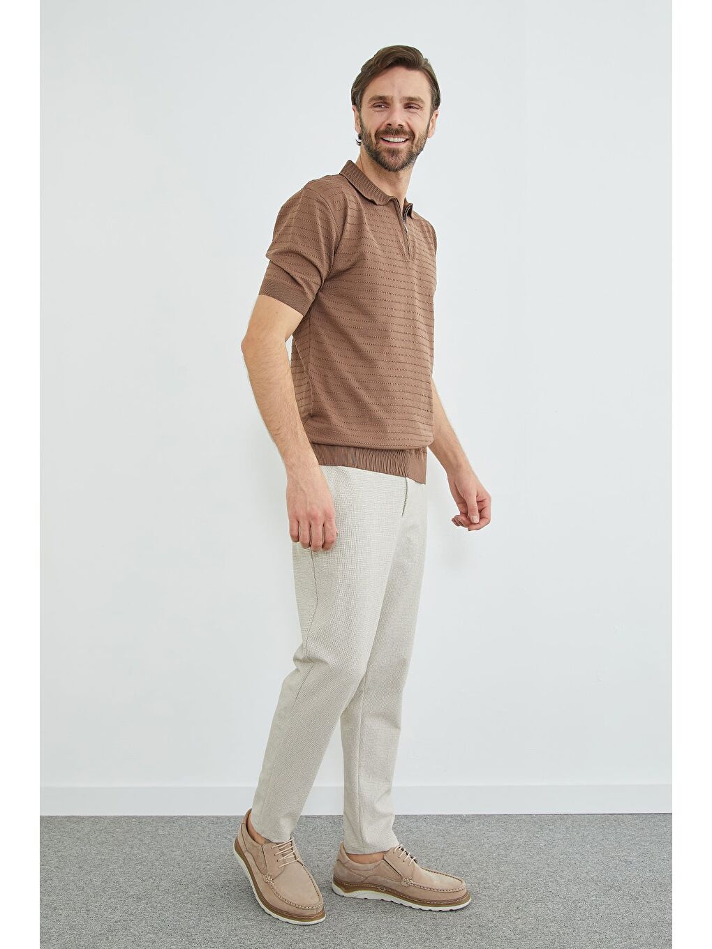 Kahverengi Çizgili Yarım Fermuarlı Polo Yaka Triko Tişört-2