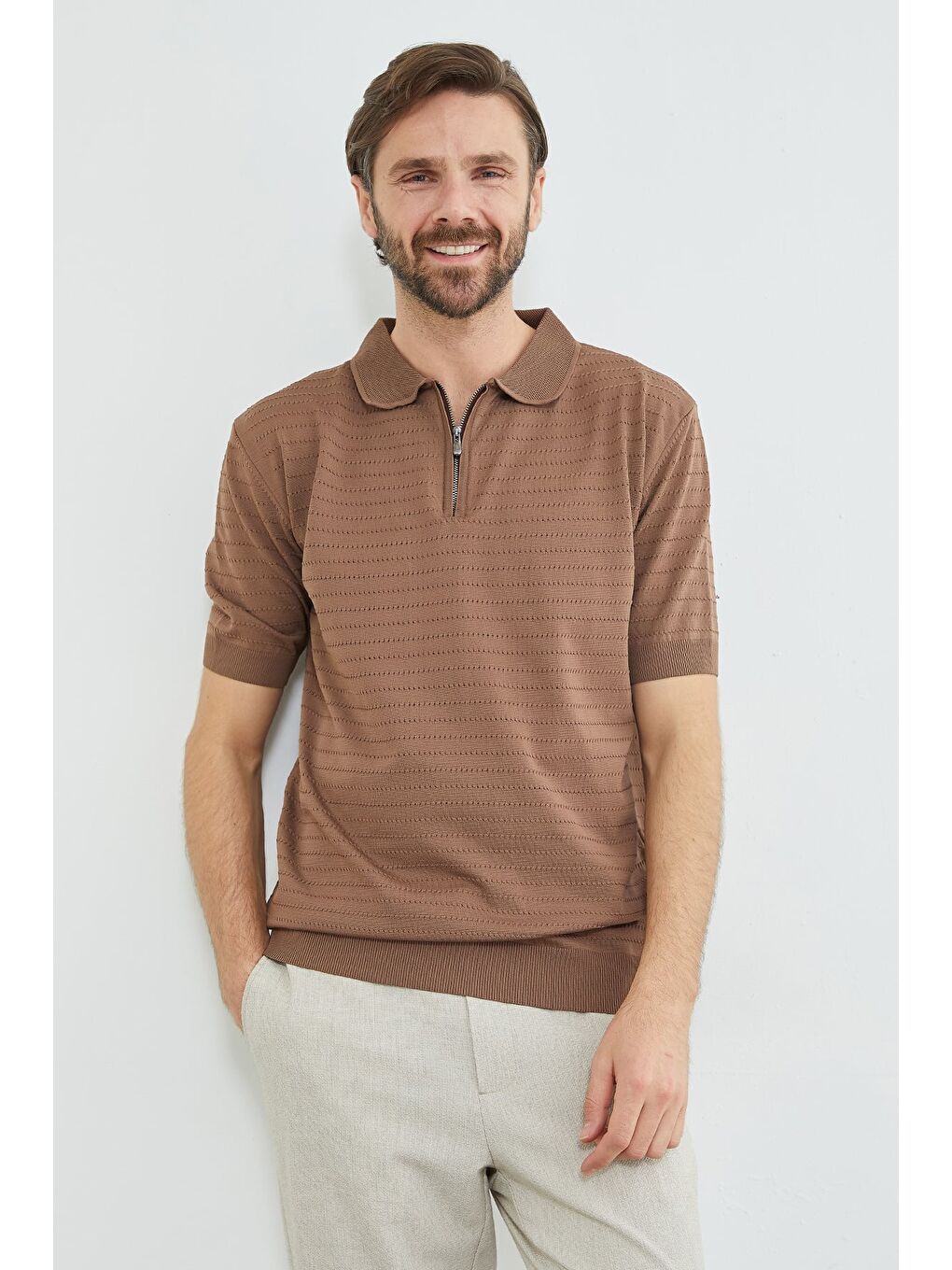 Kahverengi Çizgili Yarım Fermuarlı Polo Yaka Triko Tişört-4