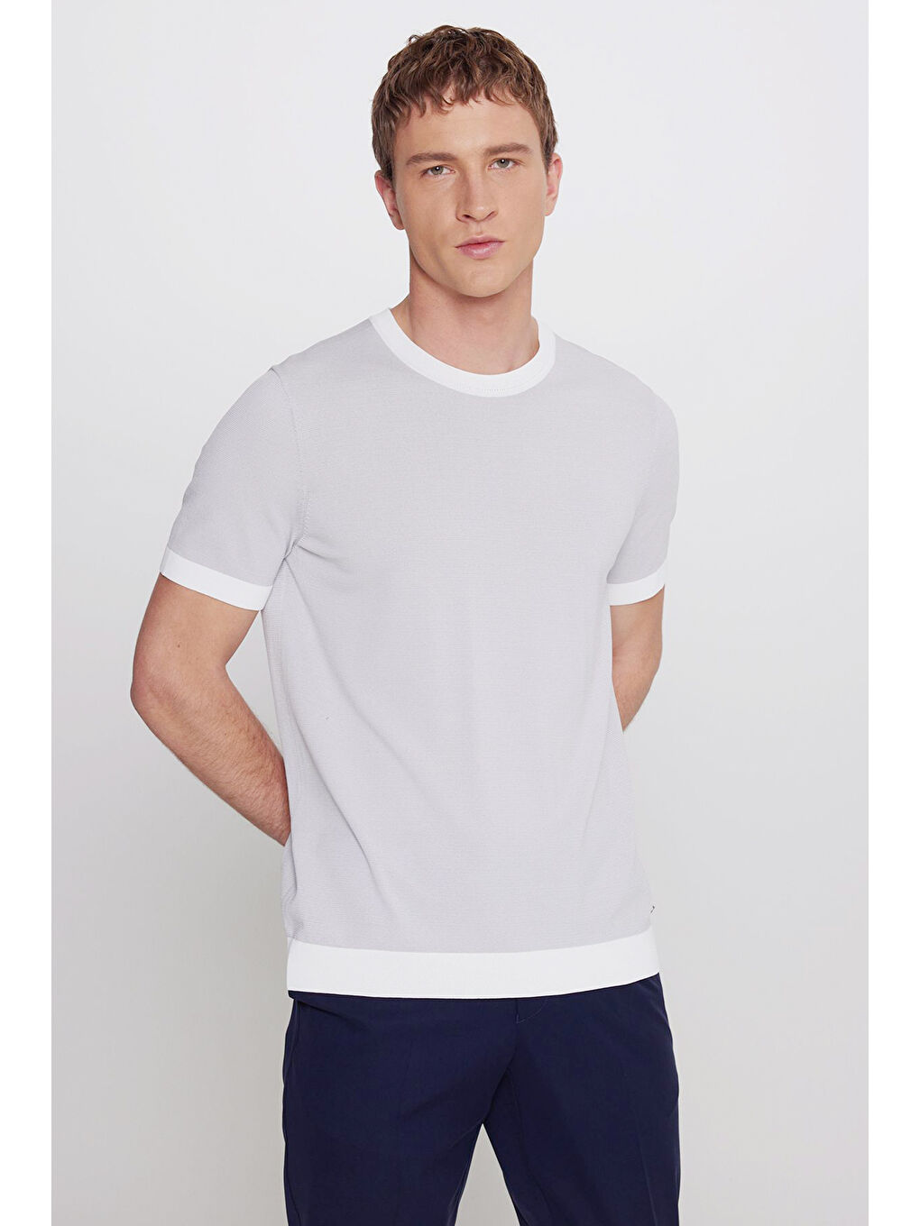 Erkek Gri-Ekru Standart Fit Normal Kesim Bisiklet Yaka Desenli Triko Tişört-2