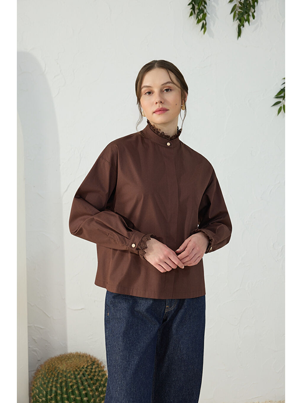 Kahverengi Fonksiyonel Dantel Detaylı Bluz-1