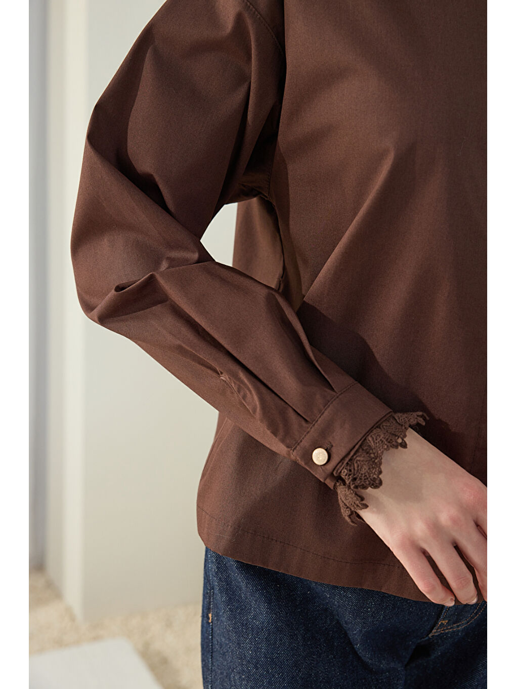 Kahverengi Fonksiyonel Dantel Detaylı Bluz-5