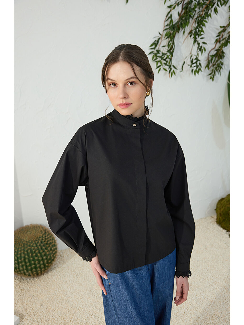 Siyah Fonksiyonel Dantel Detaylı Bluz-1