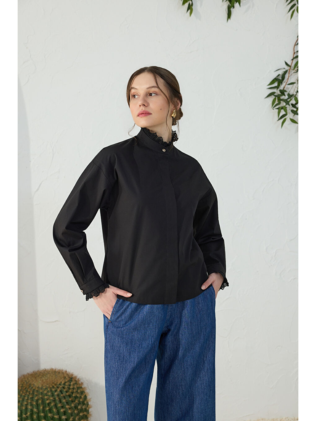Siyah Fonksiyonel Dantel Detaylı Bluz-2