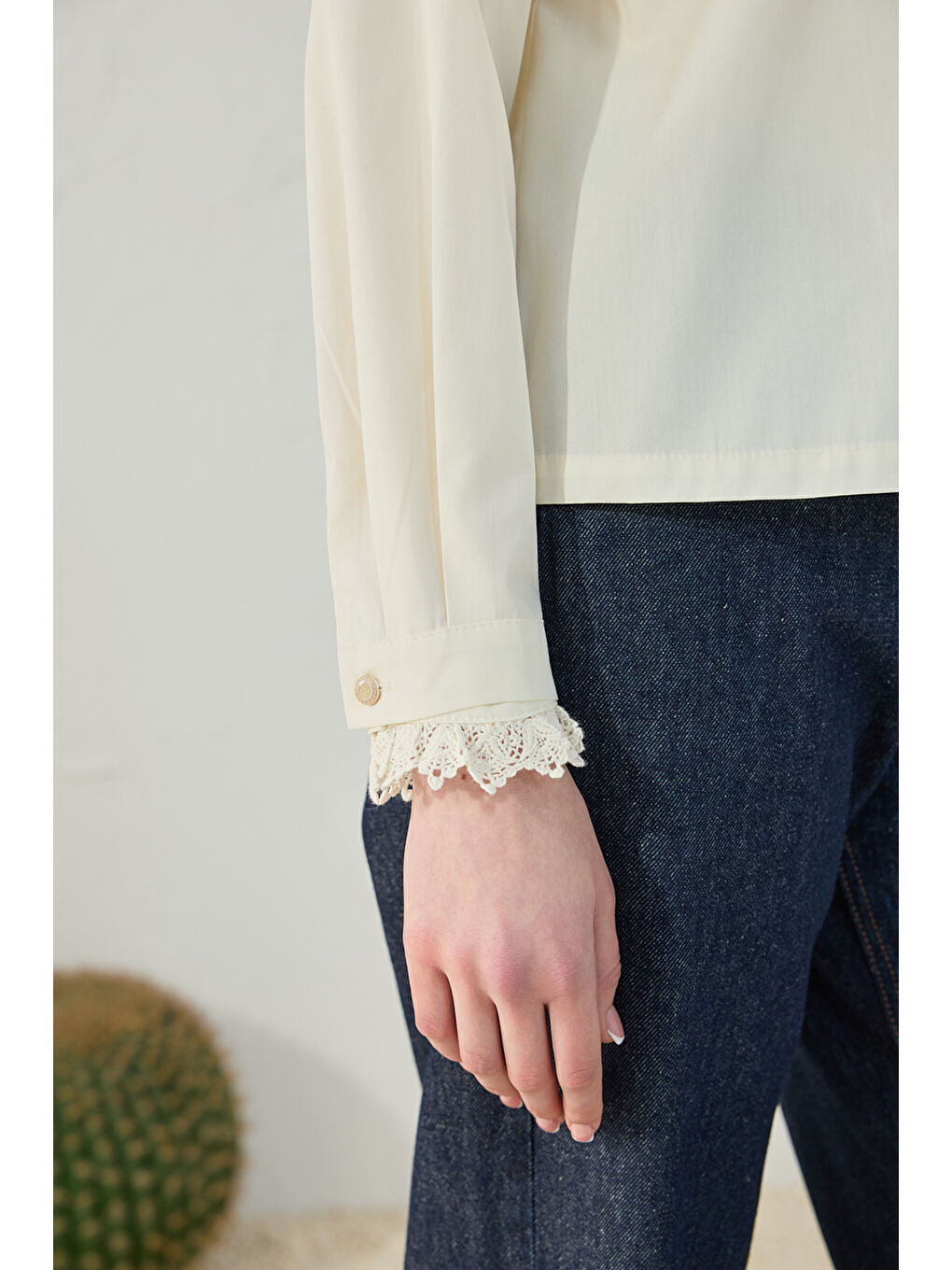 Ekru Fonksiyonel Dantel Detaylı Bluz-4
