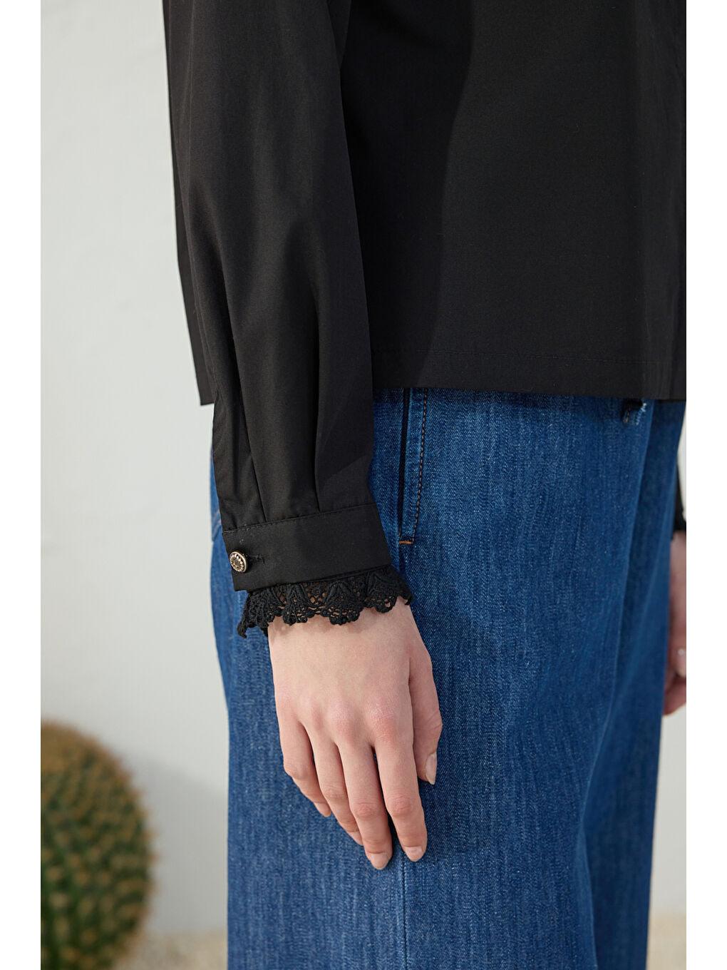 Siyah Fonksiyonel Dantel Detaylı Bluz-5