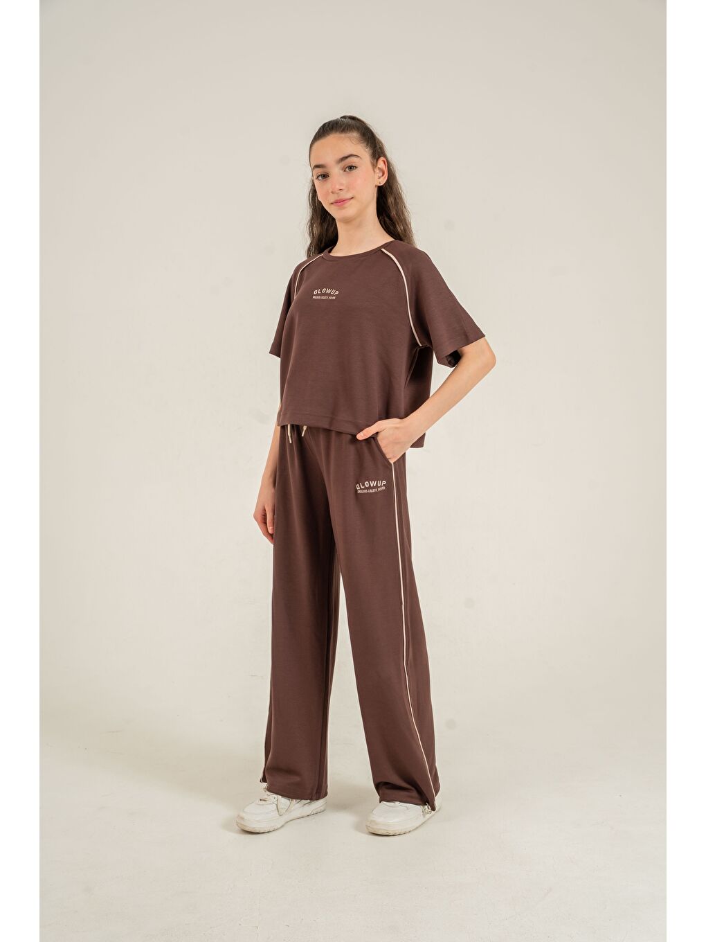 Kahverengi Glowup Dreams Nakışlı Yumaşak Dokulu-Comfort Kumaş Kız Çocuk Alt Üst Eşofman Takımı-1