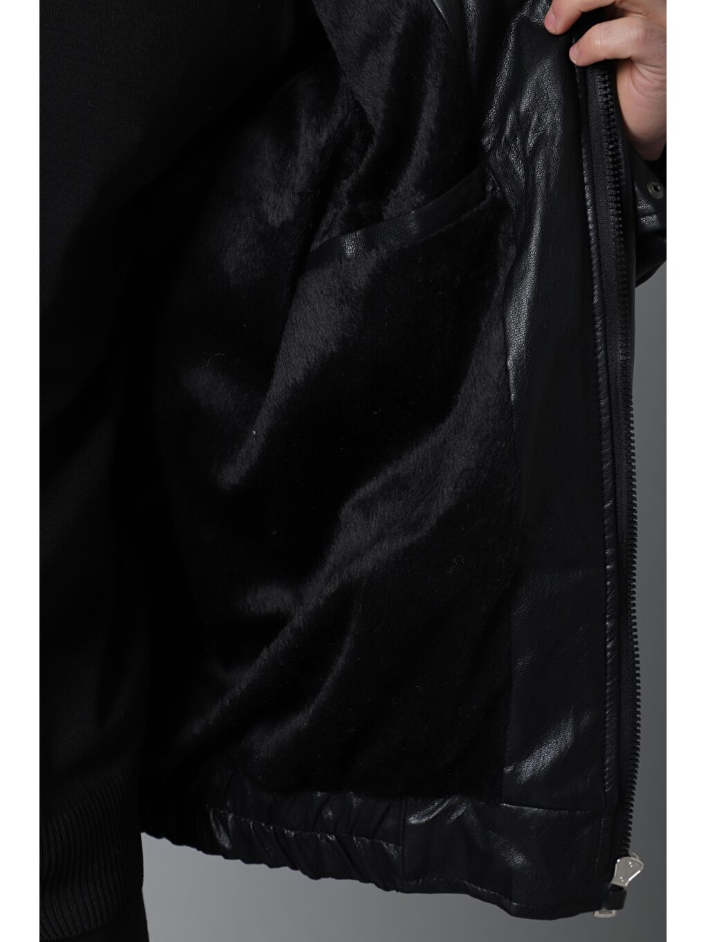 Siyah Kışlık Dolumlu İçi Kürklü Oversize Suni Deri Görünümlü Mont KMD_50502-5