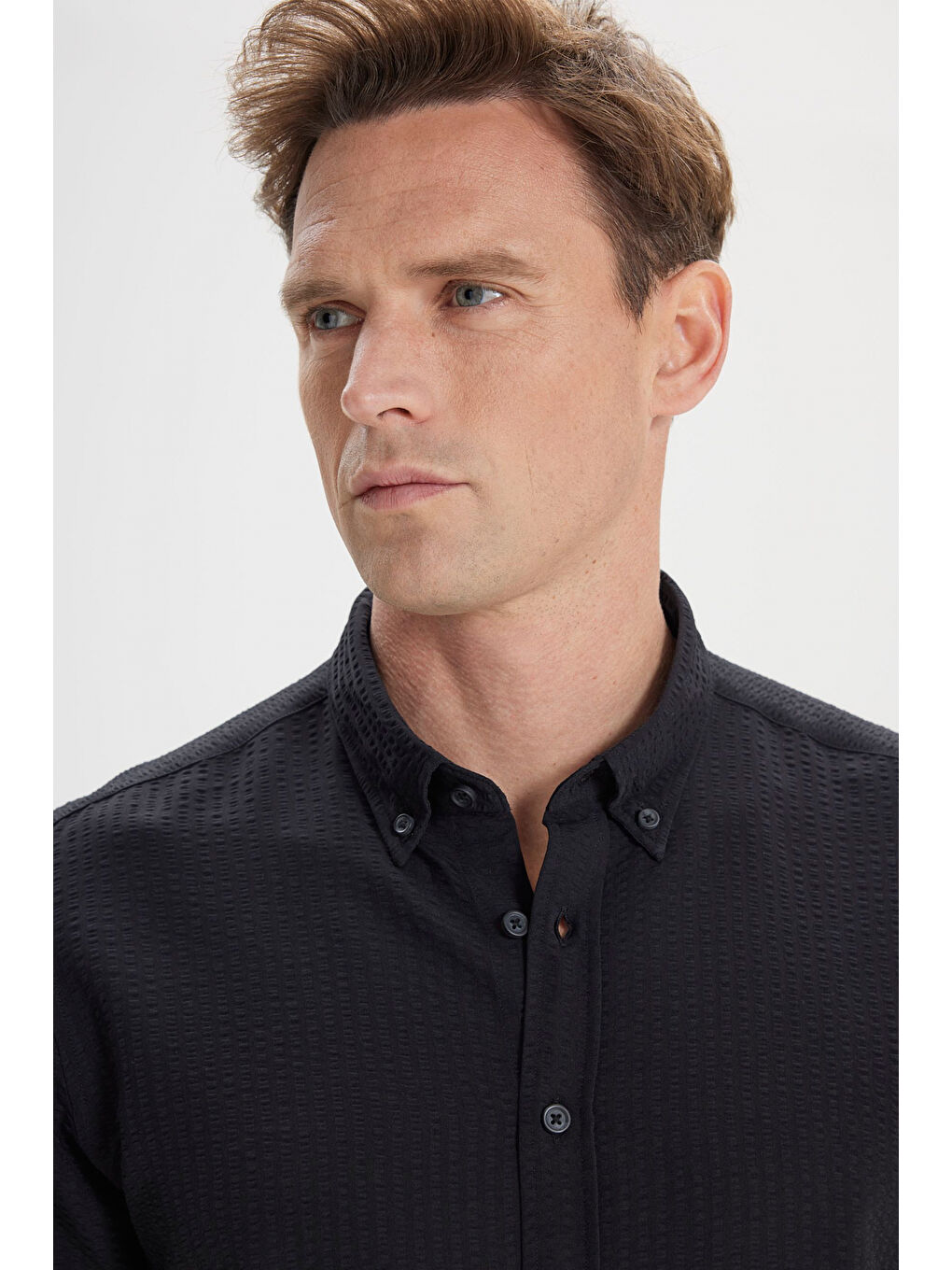 Erkek Siyah Slim Fit Dar Kesim Keten Görünümlü Gofre Desenli Düğmeli Yaka Gömlek-3