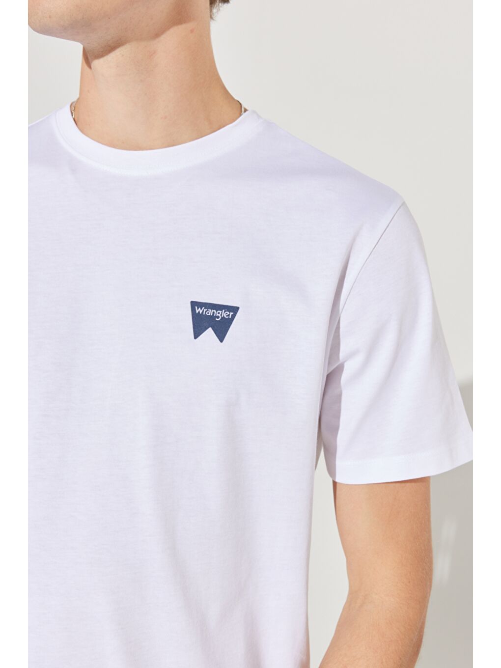 Beyaz Regular Fit Normal Kesim Sıfır Yaka %100 Pamuk Logolu Tişört-3