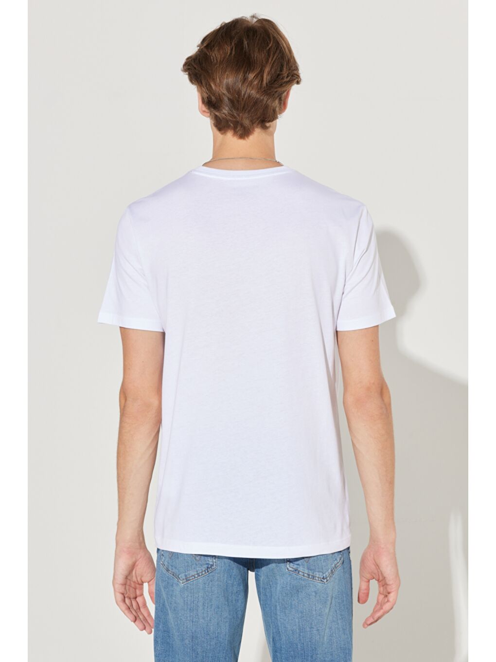Beyaz Regular Fit Normal Kesim Sıfır Yaka %100 Pamuk Logolu Tişört-5