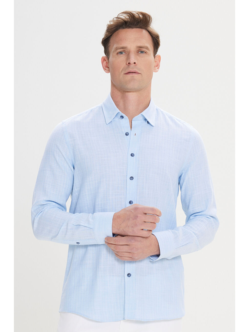 Erkek Açık Mavi Slim Fit Dar Kesim Gizli Düğmeli Yaka Keten Görünümlü %100 Pamuk Flamlı Gömlek-1