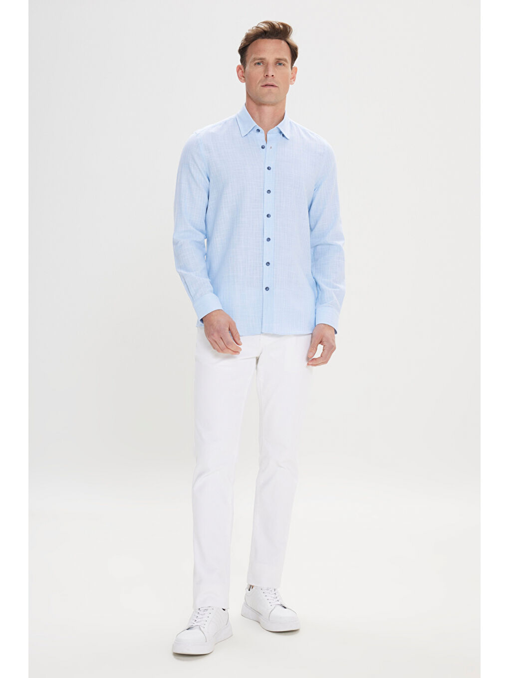 Erkek Açık Mavi Slim Fit Dar Kesim Gizli Düğmeli Yaka Keten Görünümlü %100 Pamuk Flamlı Gömlek-2