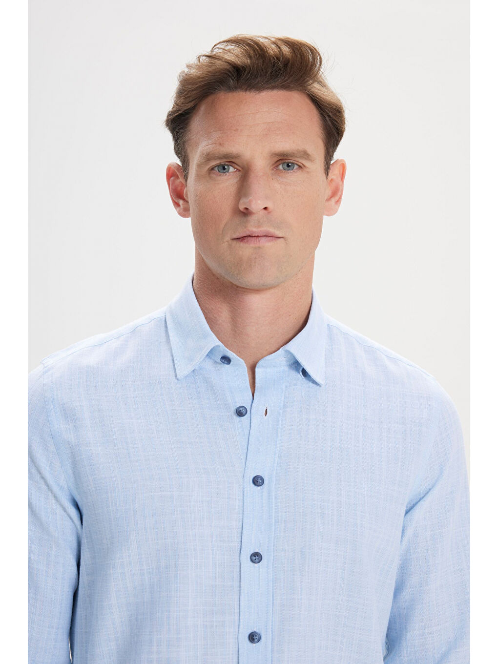 Erkek Açık Mavi Slim Fit Dar Kesim Gizli Düğmeli Yaka Keten Görünümlü %100 Pamuk Flamlı Gömlek-3