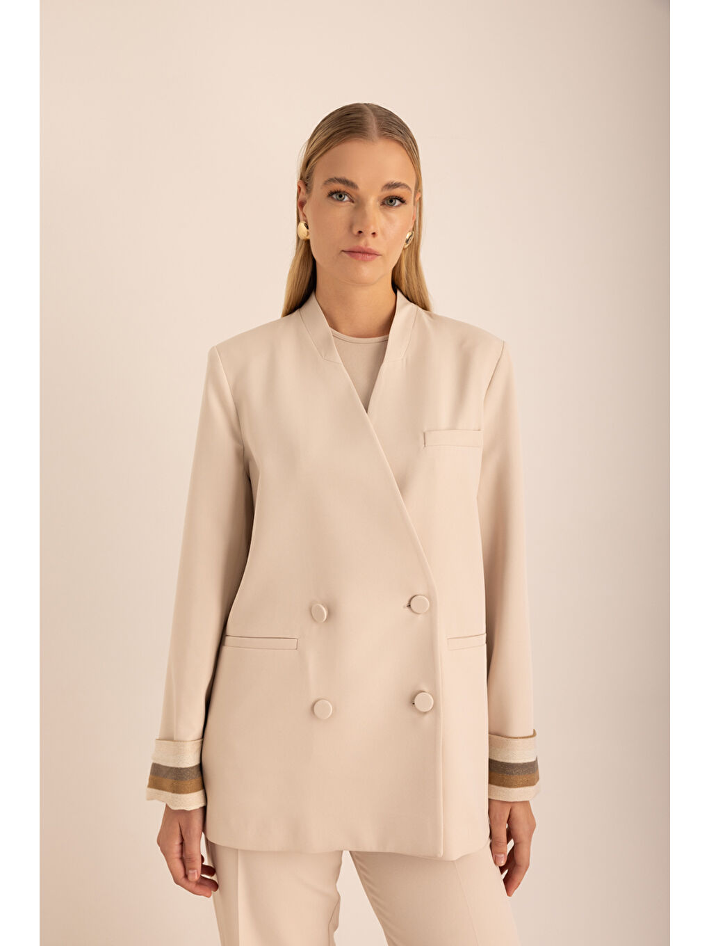 Bej Kolları Seyyar Garni Detaylı Yakasız Ceket