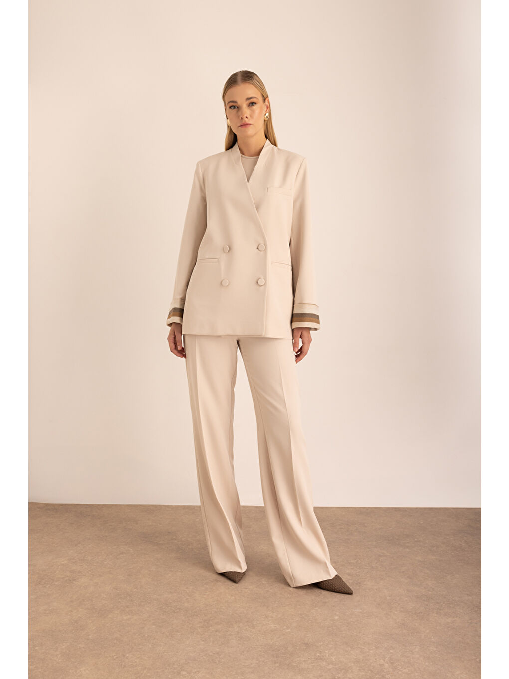 Bej Kolları Seyyar Garni Detaylı Yakasız Ceket-2