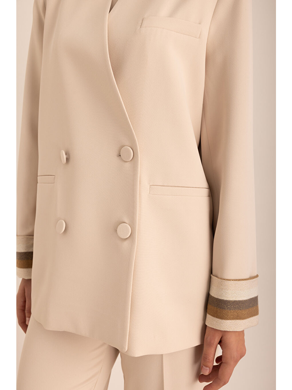 Bej Kolları Seyyar Garni Detaylı Yakasız Ceket-3
