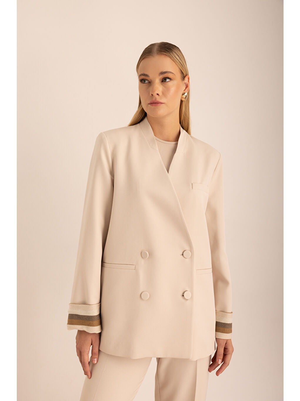Bej Kolları Seyyar Garni Detaylı Yakasız Ceket-4