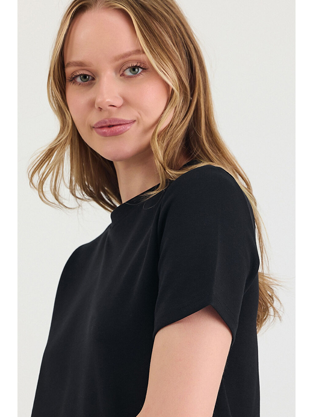 Kadın Kısa Kollu Basic Siyah T-Shirt-2