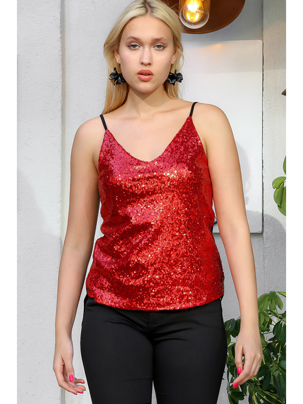 Askılı Ön Bedeni Payet İşlemeli Sırtı Düz Siyah olan Kırmızı Bluz M10010200BL94135-5