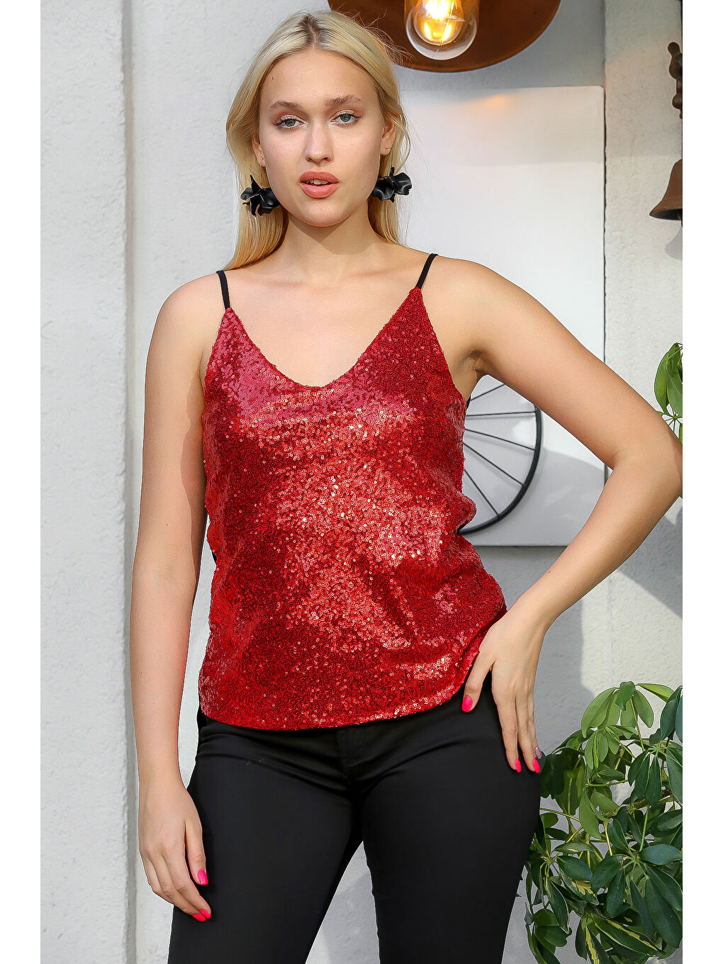 Askılı Ön Bedeni Payet İşlemeli Sırtı Düz Siyah olan Kırmızı Bluz M10010200BL94135-6