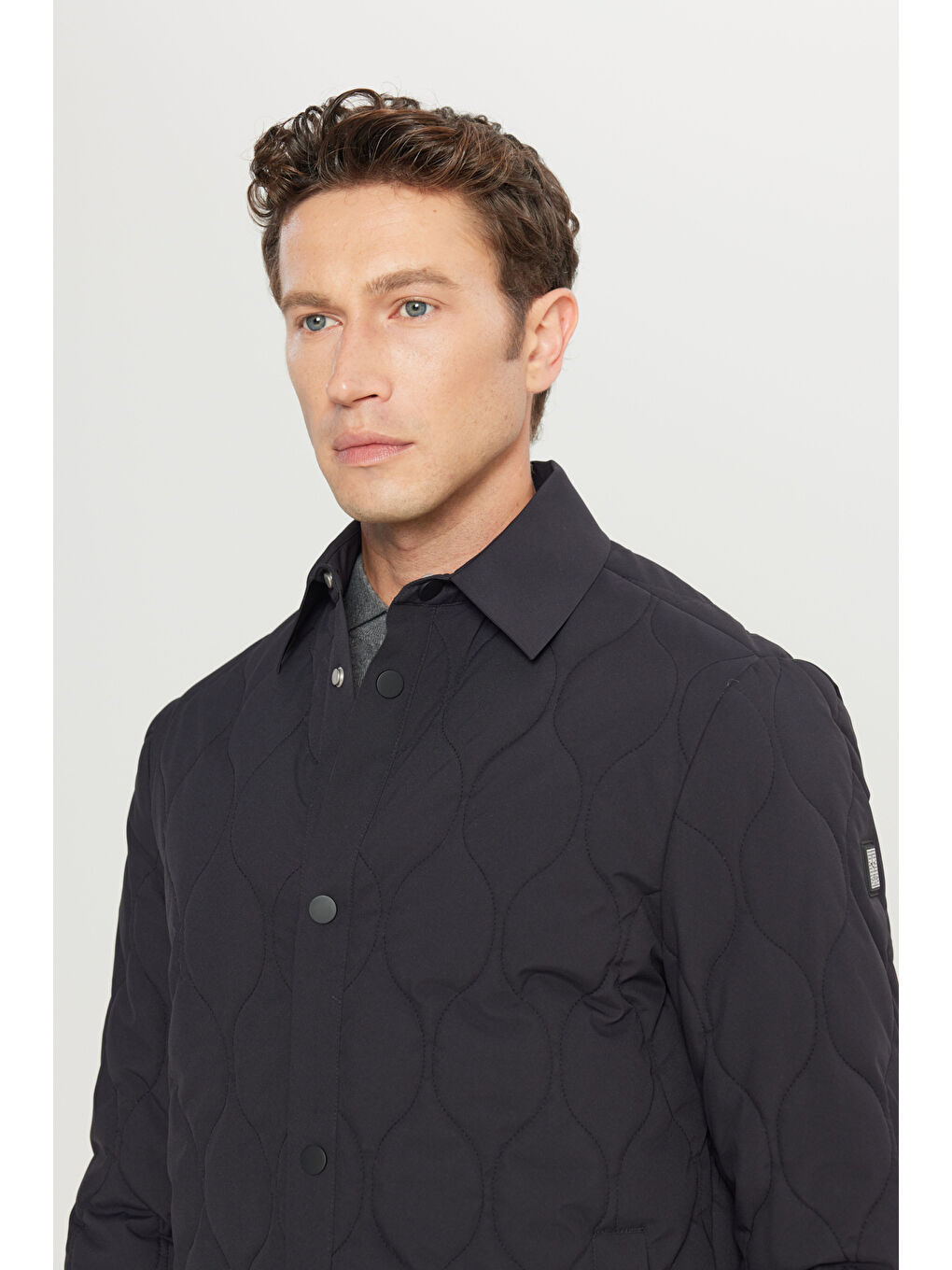 Erkek Siyah Standart Fit Normal Kesim Gömlek Yaka Yan Cepli Dolgulu Mont-3