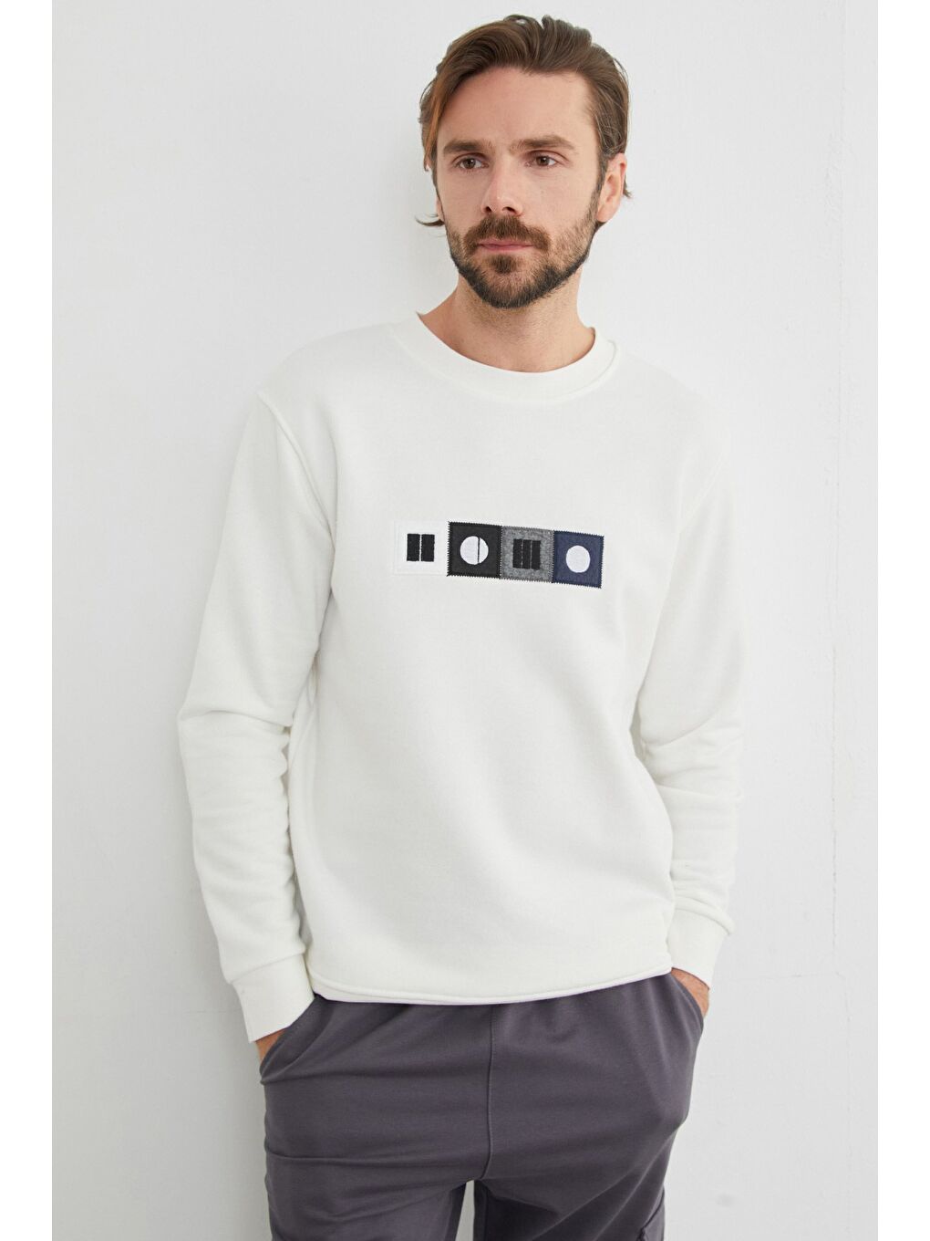 Beyaz 3 İplik Nakışlı Bisiklet Yaka Sweatshirt