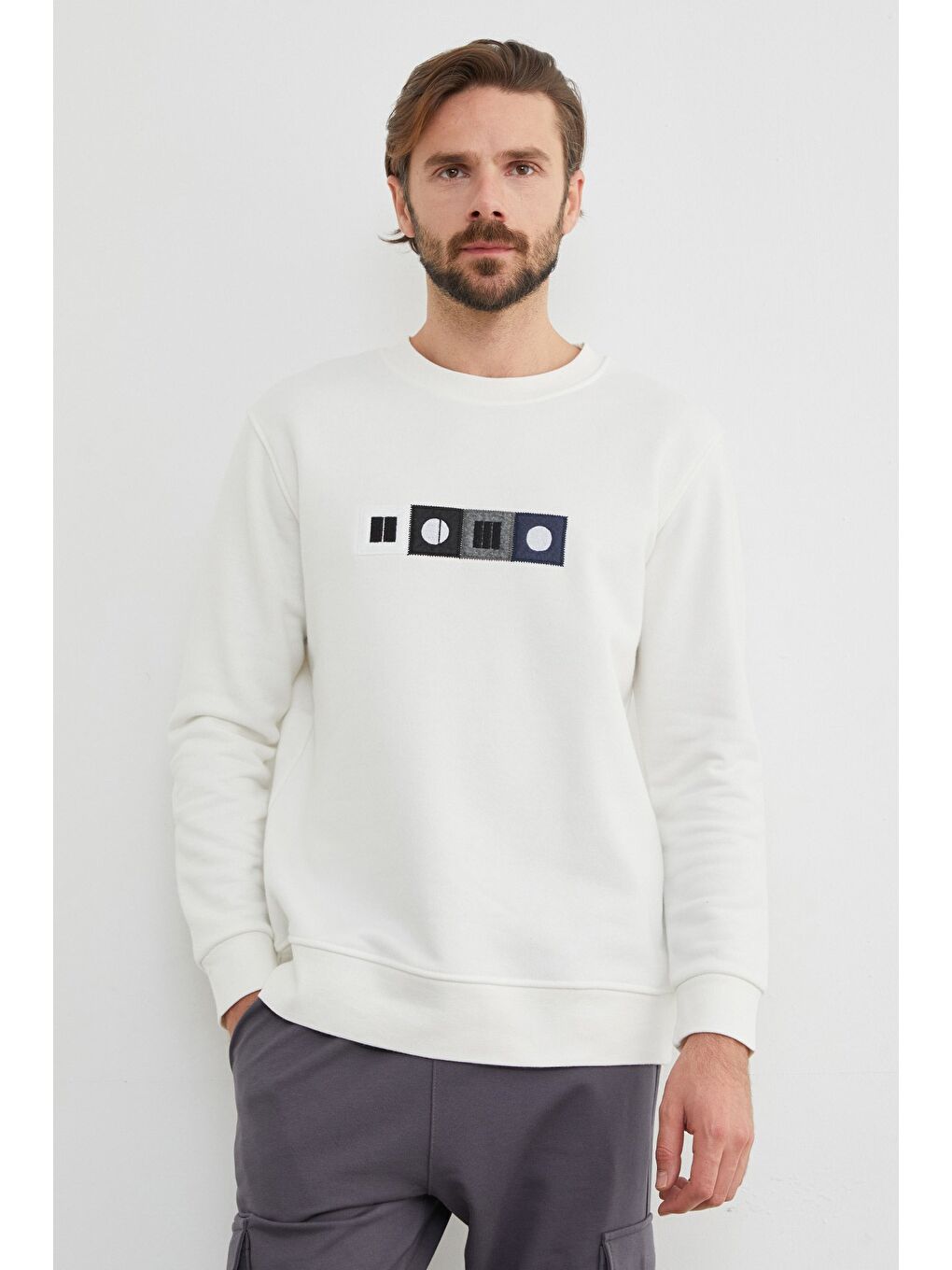 Beyaz 3 İplik Nakışlı Bisiklet Yaka Sweatshirt-1