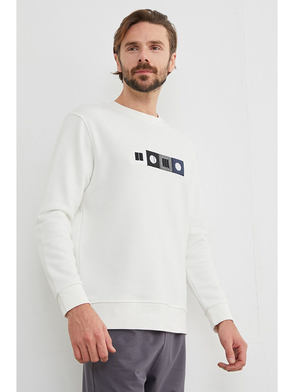 Beyaz 3 İplik Nakışlı Bisiklet Yaka Sweatshirt-2