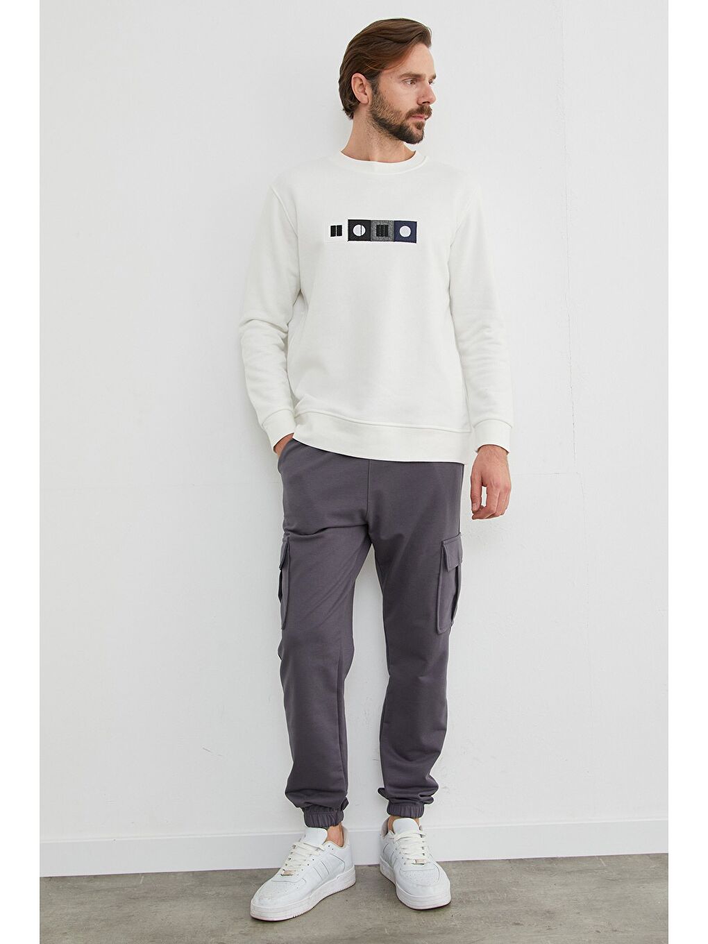 Beyaz 3 İplik Nakışlı Bisiklet Yaka Sweatshirt-3
