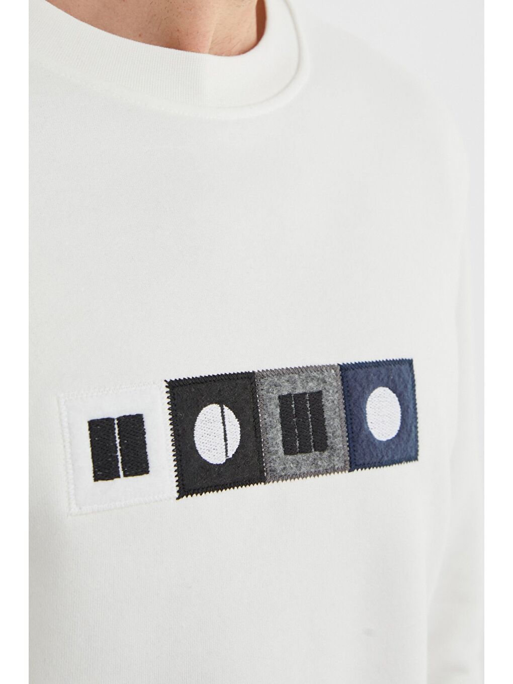 Beyaz 3 İplik Nakışlı Bisiklet Yaka Sweatshirt-4