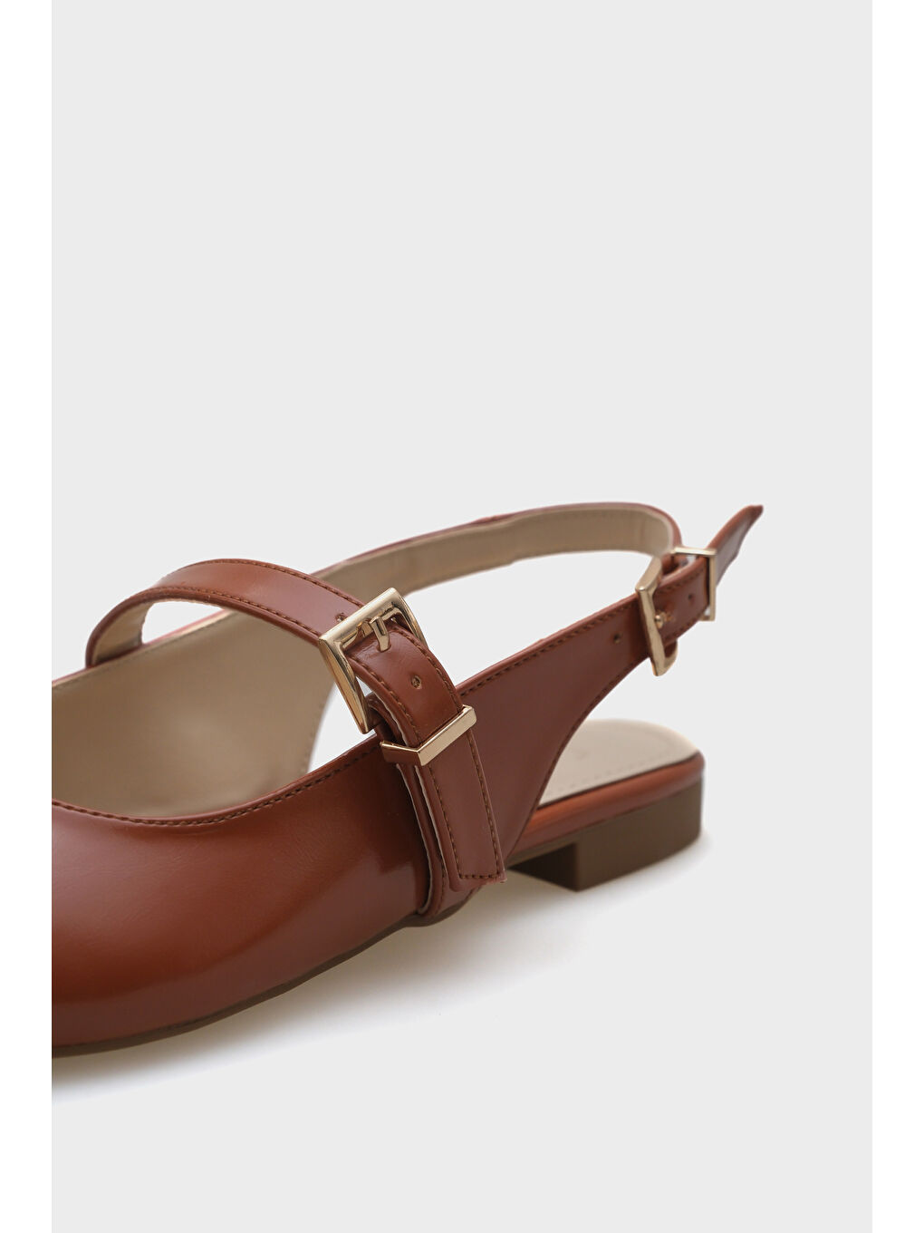 Kahverengi Anna Arkası Açık Bantlı Toka Detaylı Sivri Burunlu Kadın Babet-3