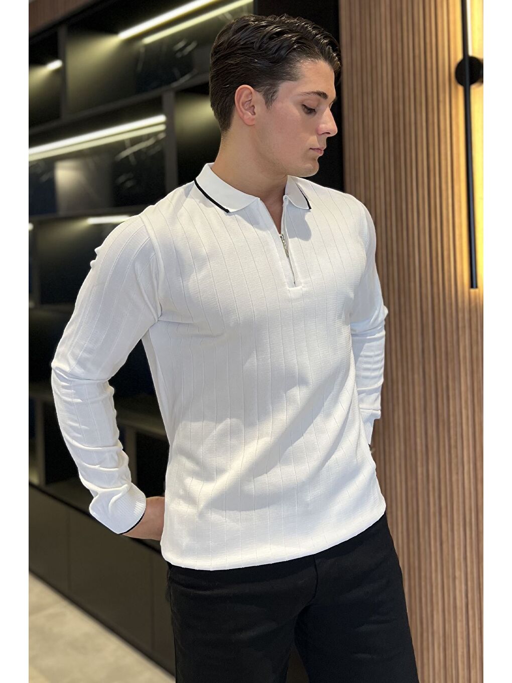 Beyaz Erkek Polo Yaka Yarım Fermuarlı Çizgi Desenli Triko Kazak