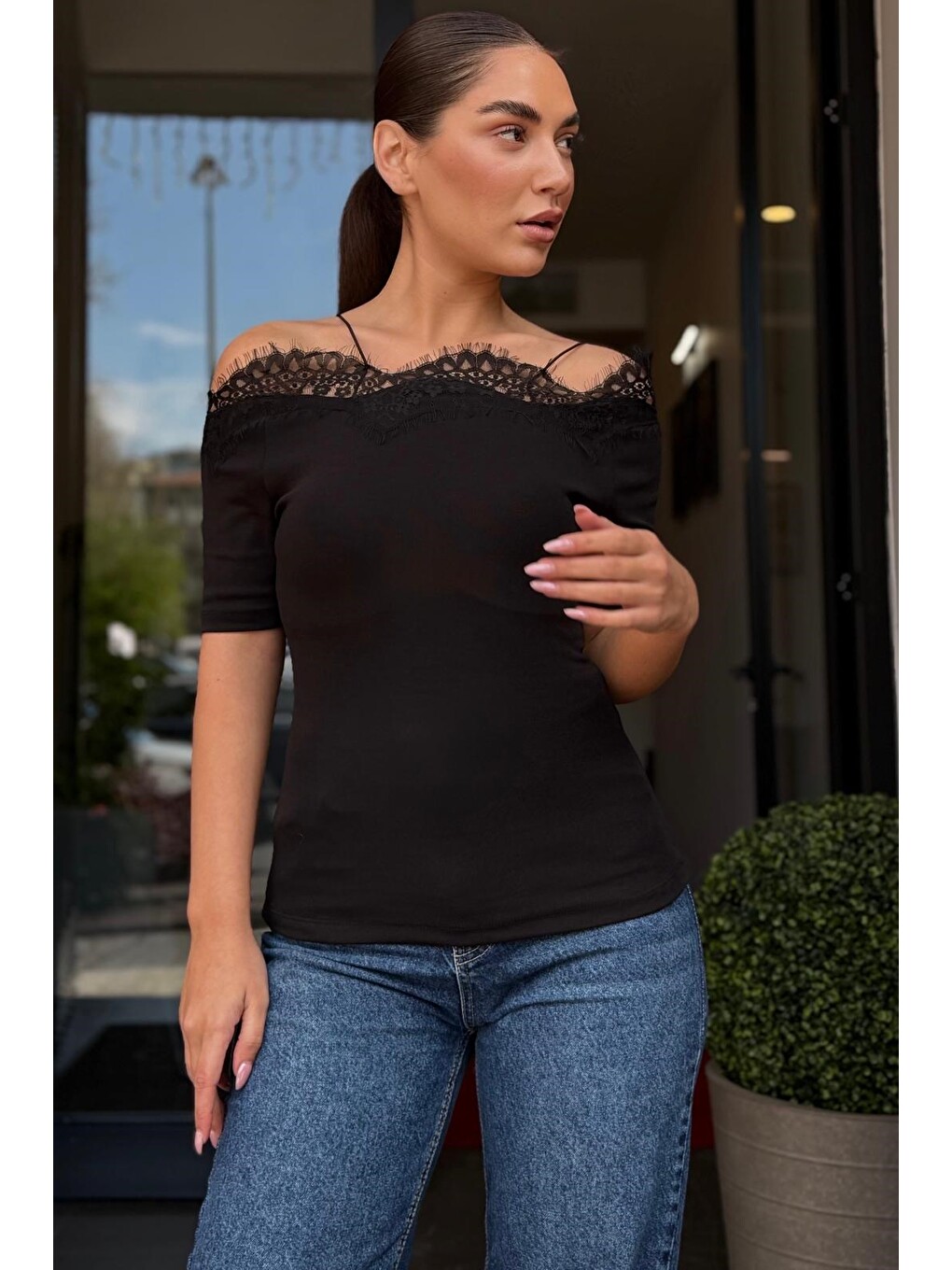 Siyah Dantelli Madonna Yaka Slim Fit Tişört Mg2743-5