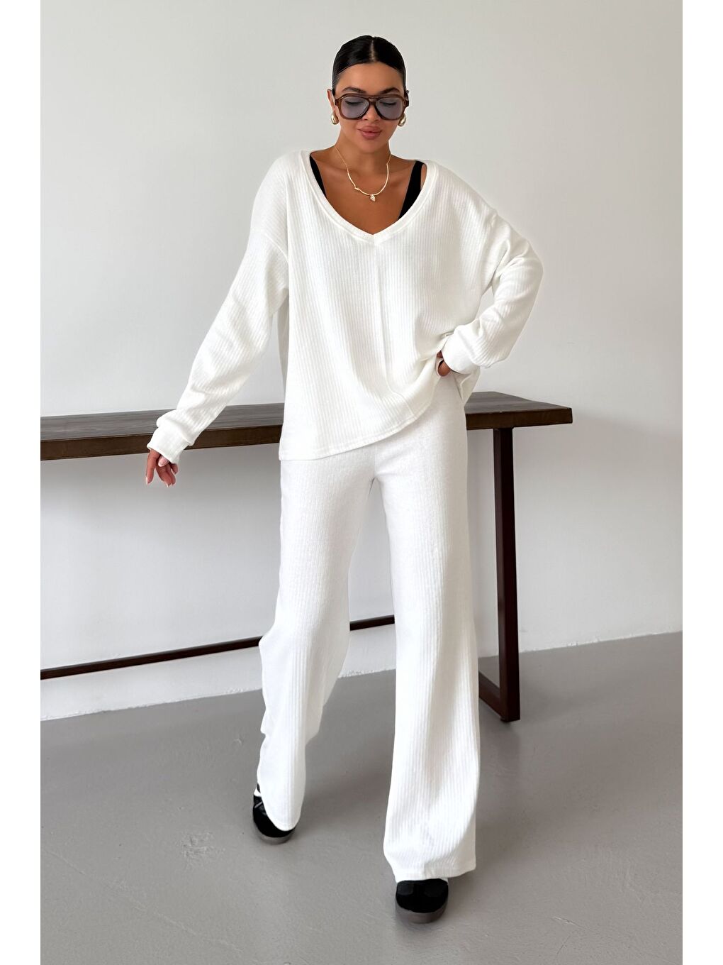 Kadın Beyaz Geniş V Yaka Uzun Kollu Alt-Üst Pantolonlu Takım
