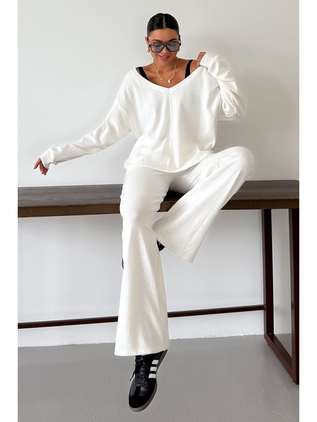 Kadın Beyaz Geniş V Yaka Uzun Kollu Alt-Üst Pantolonlu Takım-1