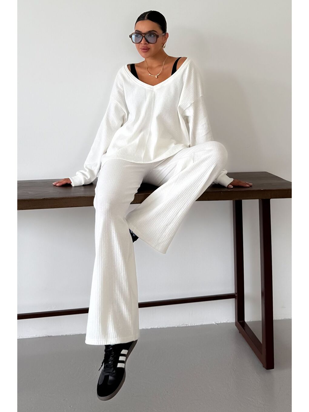 Kadın Beyaz Geniş V Yaka Uzun Kollu Alt-Üst Pantolonlu Takım-2