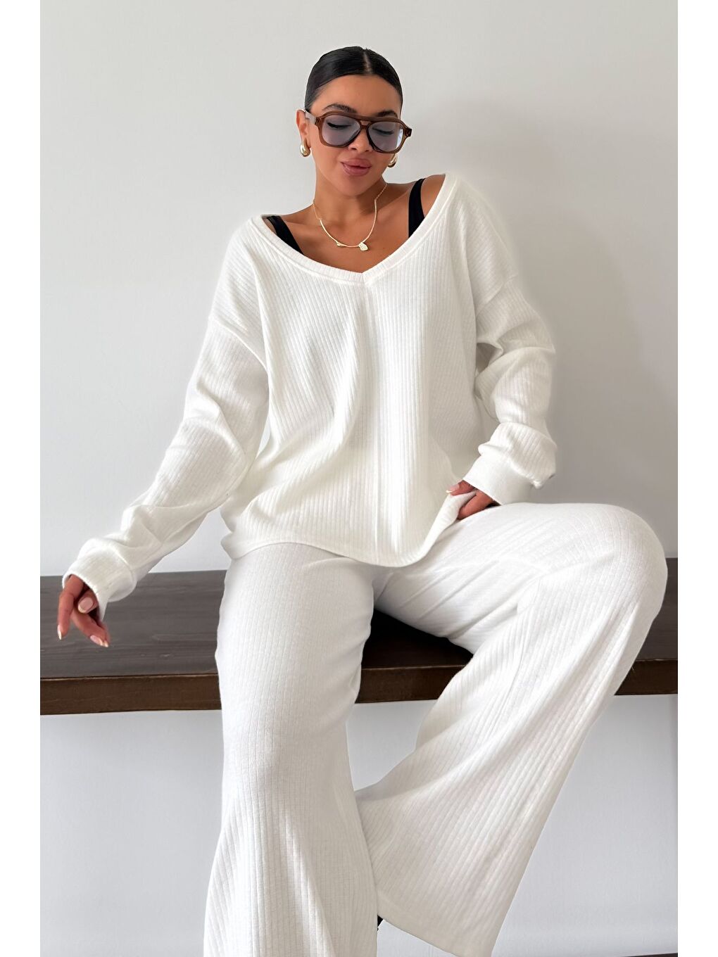 Kadın Beyaz Geniş V Yaka Uzun Kollu Alt-Üst Pantolonlu Takım-3