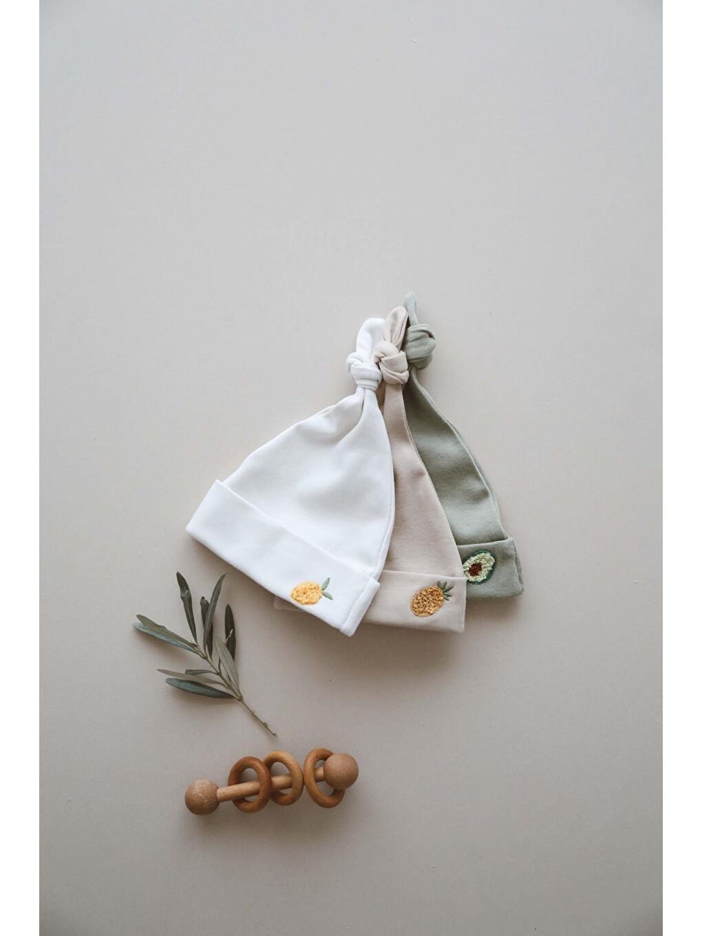 Bej 3Lü Yenidoğan Nakışlı Şapka Model 3-4