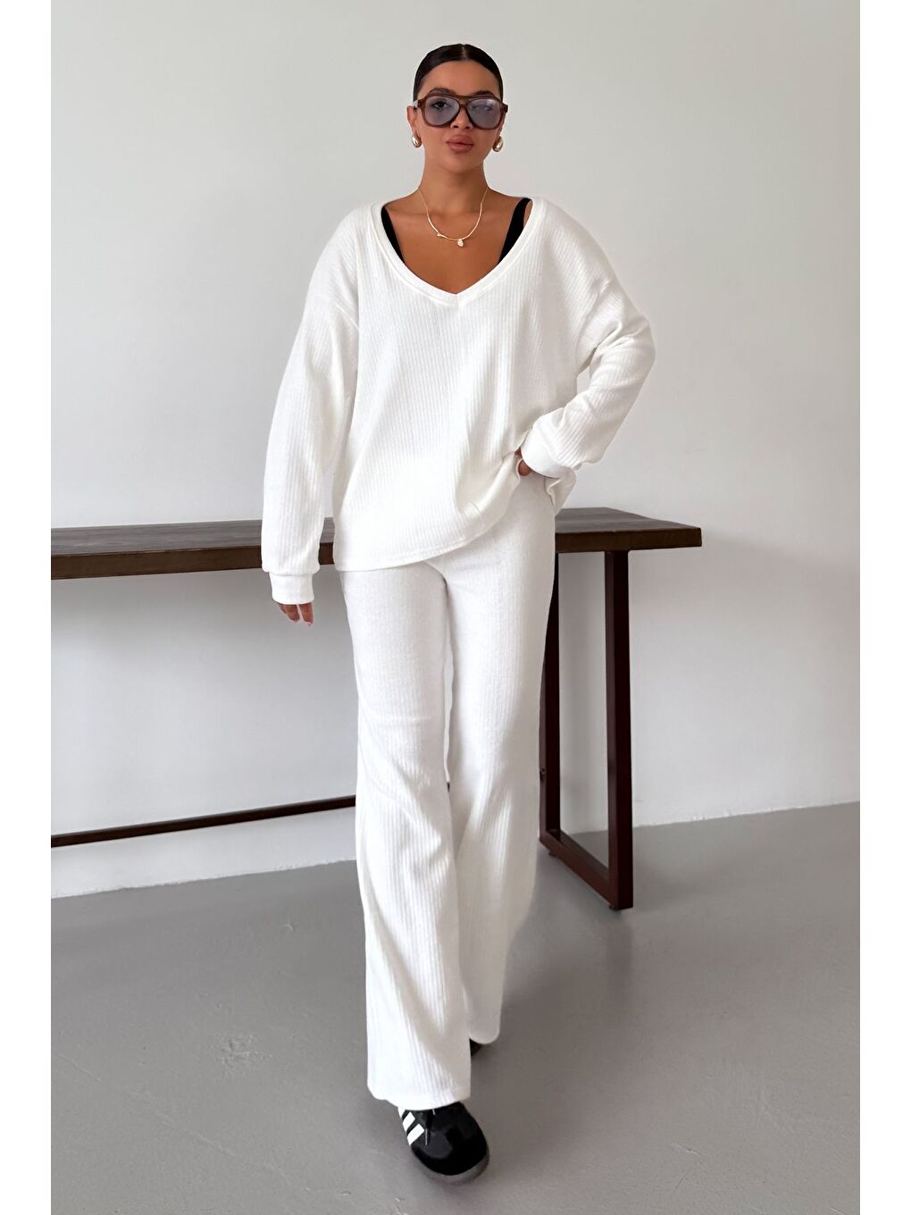 Kadın Beyaz Geniş V Yaka Uzun Kollu Alt-Üst Pantolonlu Takım-4